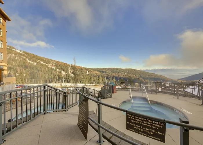 Luxe Schweitzer Condo W/ Hot Tub: Ski-In/Ski-Out!