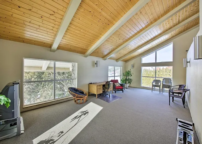 Lake Pend Oreille Condo W/ Porch & Mountain View!